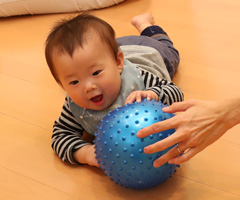 ボールで遊ぶ赤ちゃん
